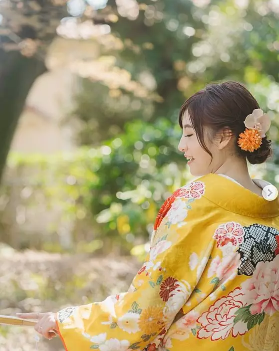 陳嘉倩身穿傳統亮黃色和服,典雅高貴。