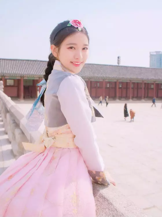 身著韓服的她勁靚女,引起網民關注 (網上圖片)