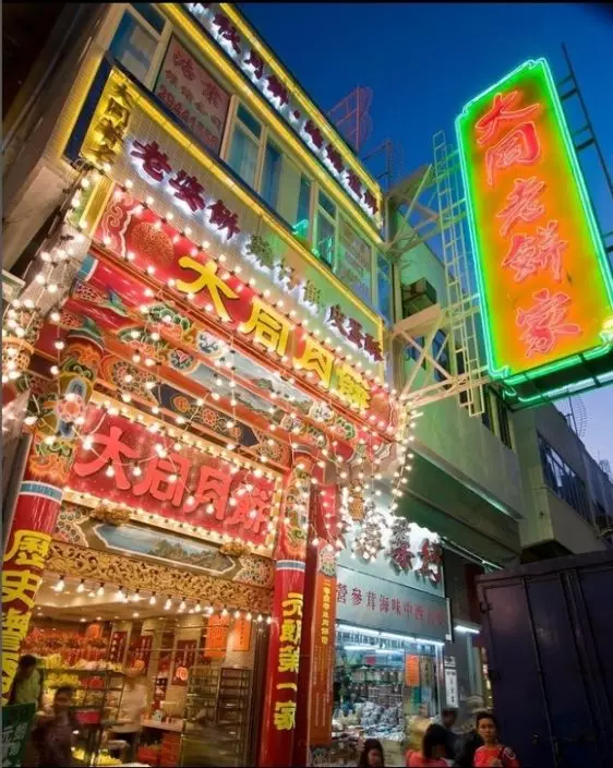 大同老餅家元朗總店每逢中秋便豎起中秋牌樓,連同門外霓虹招牌,成為元朗一大特色。(大同老餅家IG)
