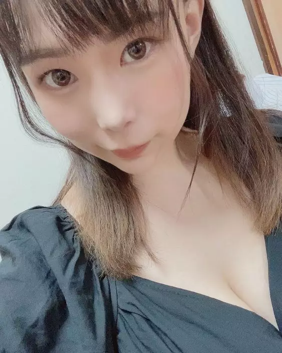 吉根柚莉愛於2019年出道,在出道前曾經於風俗店工作4年。