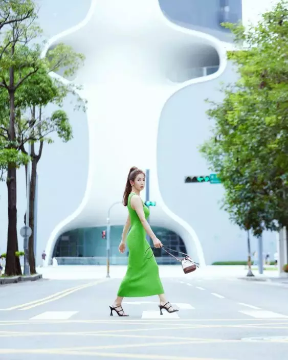 着貼身衫完美顯露S形身材。