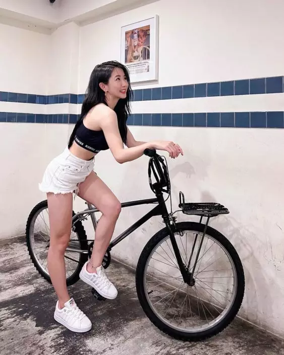 着bra top更加引死人。