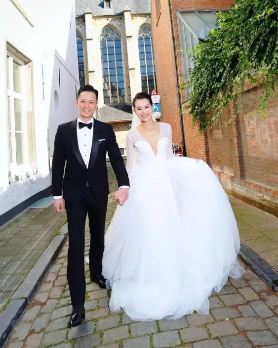 2015年胡杏兒與李乘德結婚。