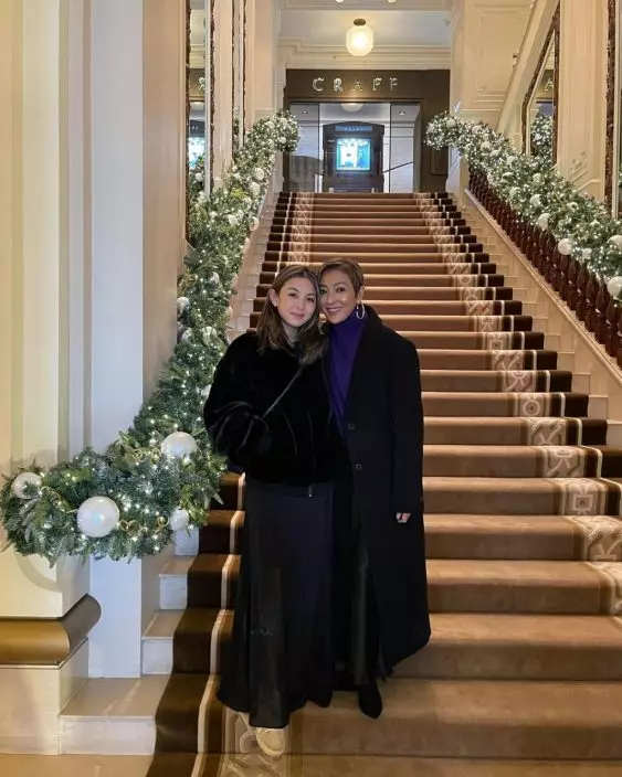 Hillary入行做模特兒,被封為最美星二代之一,引起不少話題。