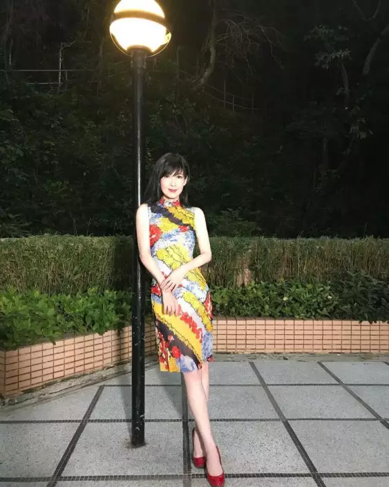 不過今年55歲的周慧敏依然keep得好好,樣貌完美凍齡外,最近更在IG大晒着30年前旗袍的拜年相,身材亦零走樣!