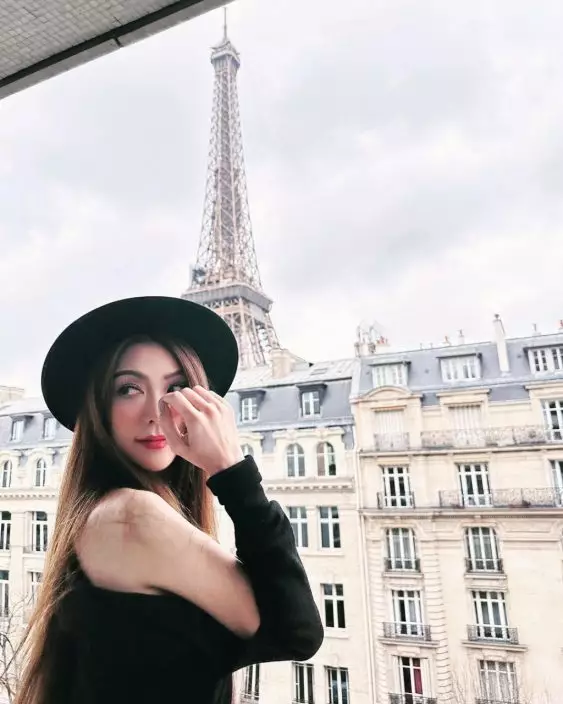 薛凱琪以巴黎鐵塔作背景。