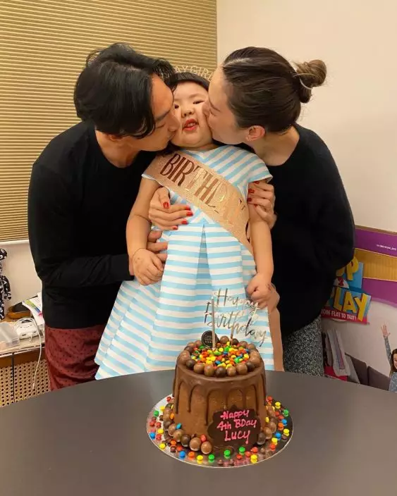 Lucy到去年慶祝4歲生日，終於有王冠、彩帶、蛋糕及birthday kiss。 ​