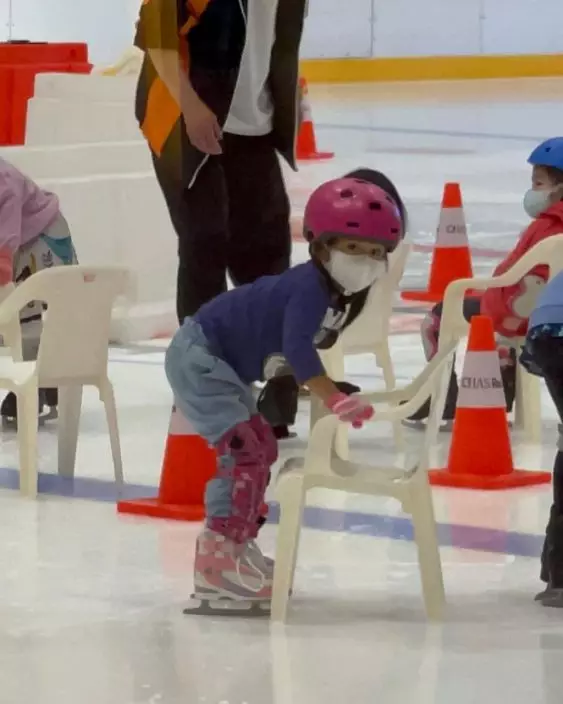 張嘉兒大女Leora曾學溜冰。