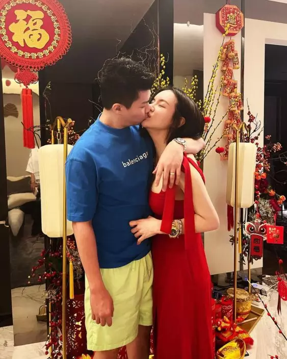 林慧俐與Leslie拍拖數月閃電宣佈訂婚。