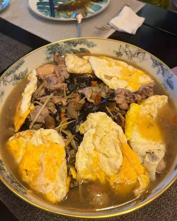 邀請了好友到家中吃姜醋和雞酒。