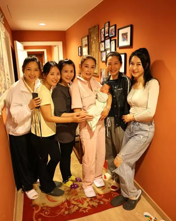 李美慧的囝囝出世後,獲不少姨姨愛錫。