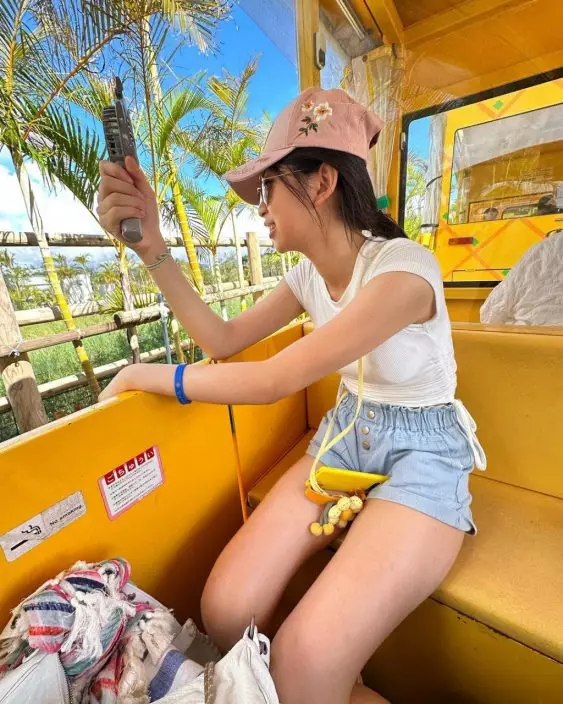 沖繩天氣炎熱，Jasmine都隨身攜帶風扇降溫。
