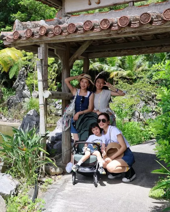 4位美女在琉球村聚首一堂。