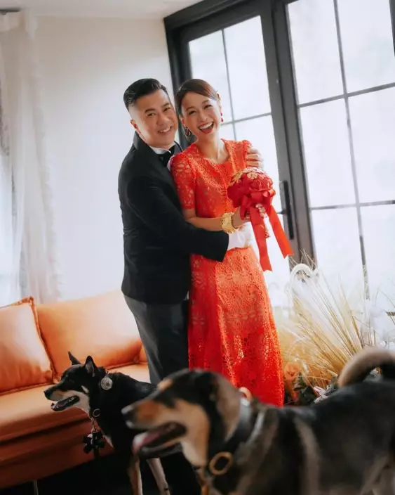 黃心穎與RubberBand成員黎萬宏（泥鯭）早前低調舉辦婚禮，正式步入婚姻殿堂。