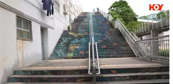位於戴亞街和紅磡道交界的樓梯又長又斜，對居住附近的長者和輪椅人士造成非常大的不便。 (《一線搜查》影片截圖)