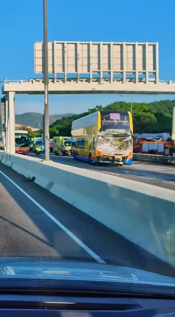 港深西部公路巴士和警車交通意外。fb圖片