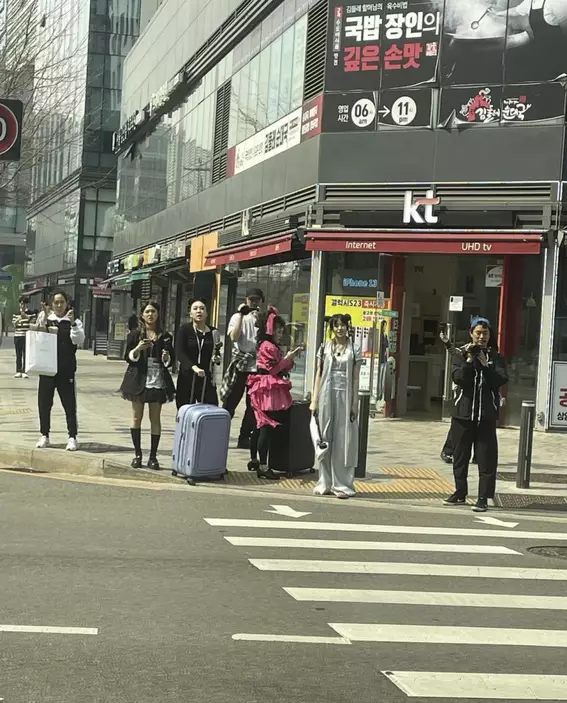 早前團隊在韓國街頭進行補拍（兔瓏IG圖片）