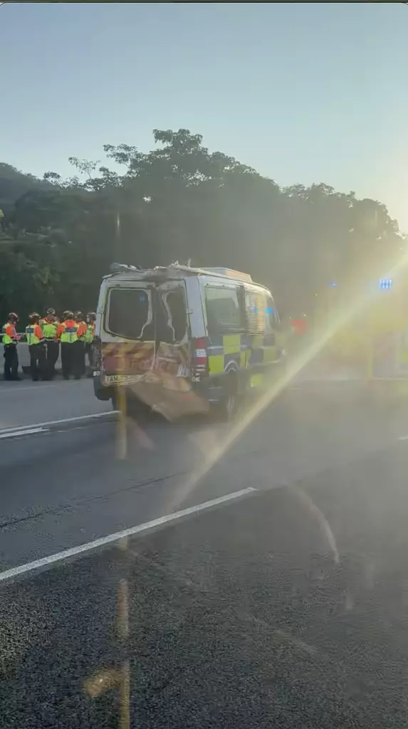 港深西部公路巴士和警車交通意外。小紅書視頻截圖