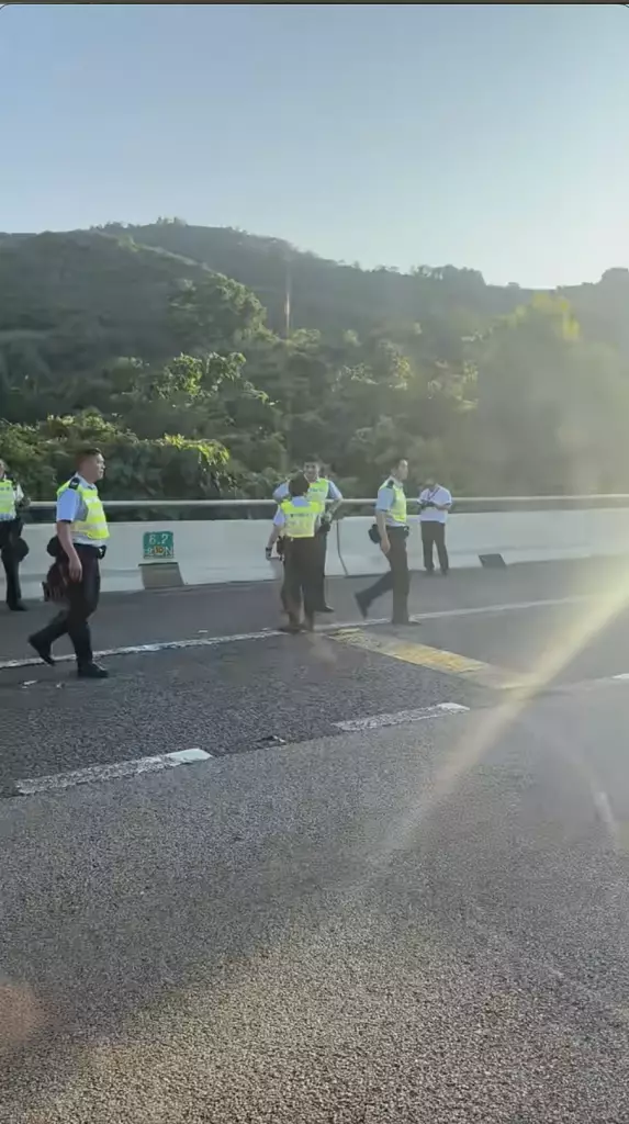 港深西部公路巴士和警車交通意外。小紅書視頻截圖