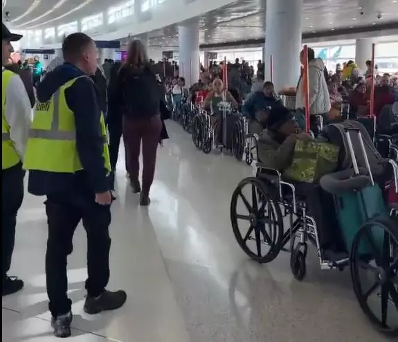 多國機場出現大量乘客申請輪椅優先登機。影片截圖