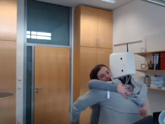 HuggieBot 3.0。影片截圖