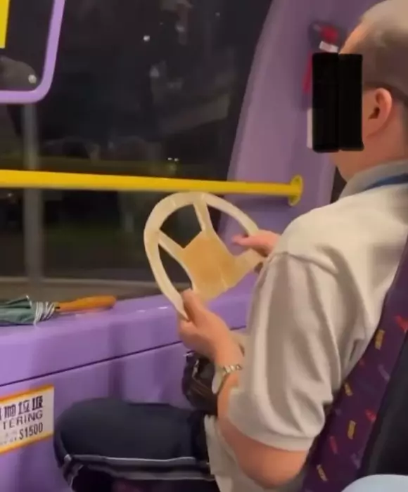 有巴士迷「自備軚盤」，坐巴士上層最前位置模仿揸巴士。(FB影片截圖）