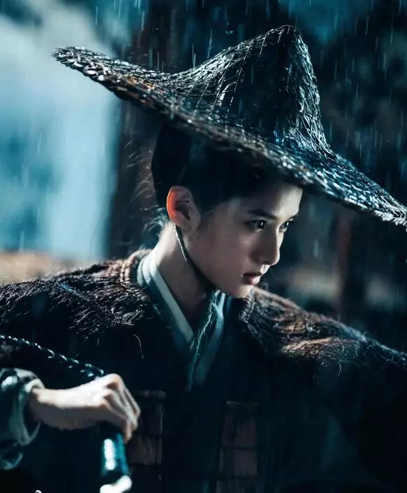 張婧儀的宮裝實在不敢恭維,反而有一場戲她以殺手姿態出現,卻很帥氣