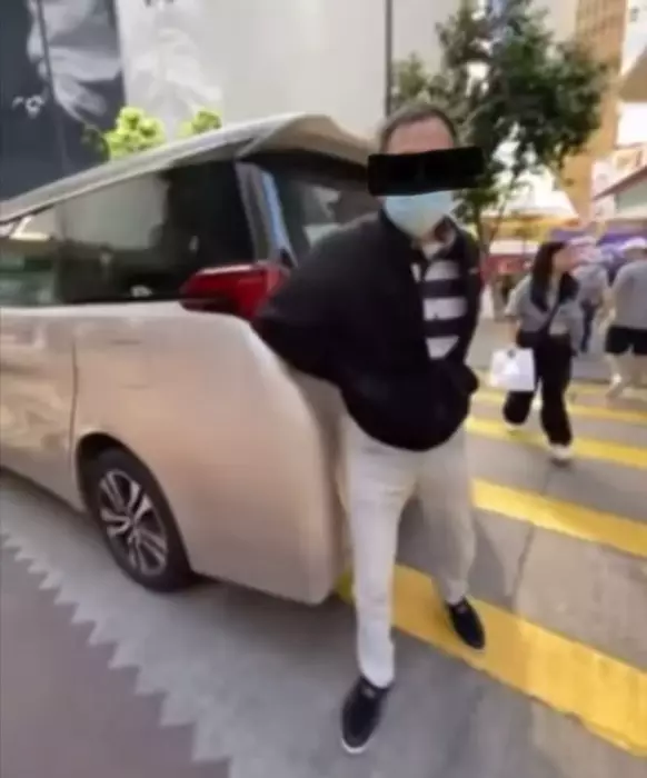 司機變身「人肉馬賽克」阻止拍片者拍攝車牌。（FB影片截圖）