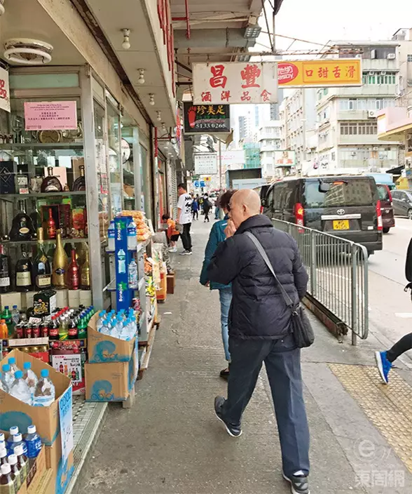 李添勝一邊行,一邊煲煙,煙癮真係幾大喎。東周圖片