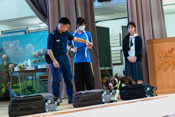 學生與懲教署人員互動