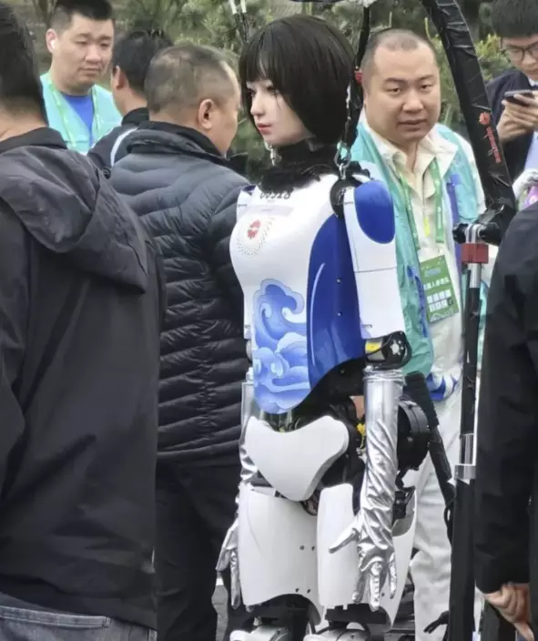 美女機械人「幻幻」(網上圖片)