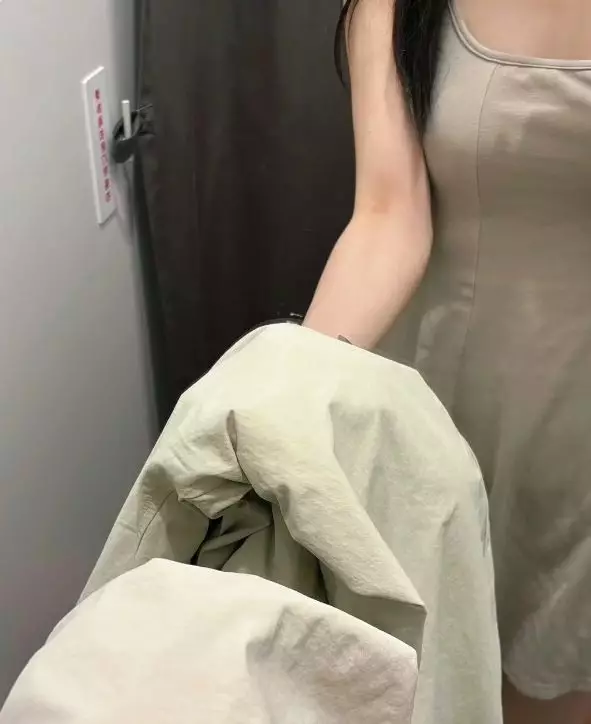 網友稱UNIQLO鏡子呈現的效果與現實存在色差。小紅書圖片