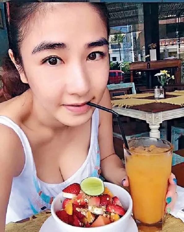做旅遊blogger的梁雪湄,周圍飛親自影相撰文,間中晒事業線派福利。