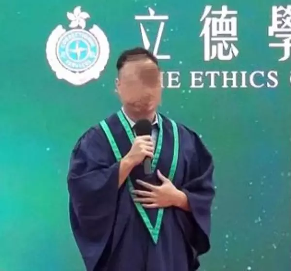 唐英傑出席立德學院畢業禮。