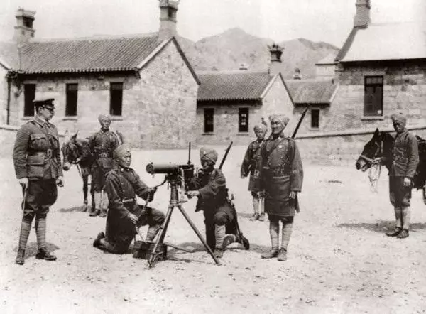 1904年，「華勇營」士兵訓練使用馬克沁重機槍 (網上圖片)