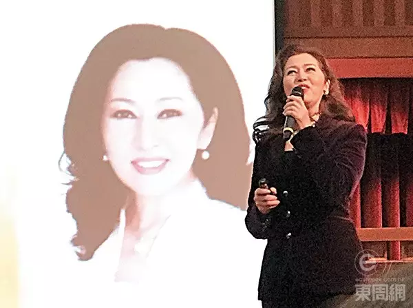 日前,張瑪莉到九龍塘一間教會,為佈道會做見證;期間,她自爆悲慘身世,直至五十歲才與母親相認,而其父更是一名富商,但卻客死異鄉。(《東周刊》圖片)