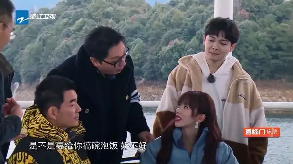 孔雪兒不清楚魚子醬食法,被男嘉賓調侃:「是不是要給你搞碗泡飯」