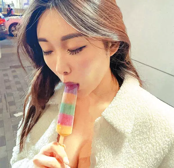 Erena﹙左﹚成為了第一個港產日本女優後,事隔數月,一名自稱是香港與大馬混血的模特兒Alice Wong﹙右﹚,有樣學樣,進軍台灣AV界,但卻負評一大籮。