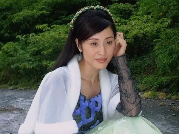 Monica呢個古裝Look,靚到哩。
