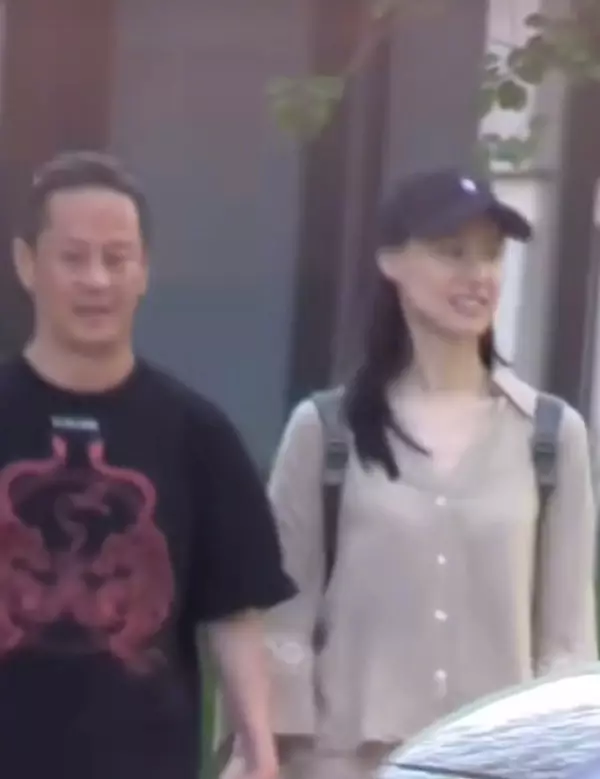 梁洛施與內地導演馬浴柯多次被拍得手牽手現身北京街頭。 網上圖片