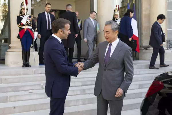 王毅和馬克龍會面。外交部圖片