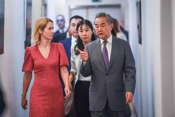 王毅和卡拉斯傾談。外交部圖片