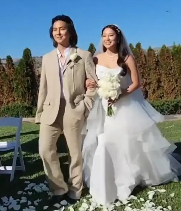 宋旻浩在妹妹婚禮上拖著新娘進場（網上圖片）