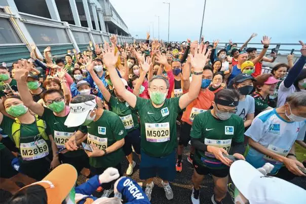 卓永興相隔十多年再次參加香港馬拉松的十公里賽事,並且順利完成。