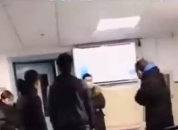 4名爸爸焦急等待(網上圖)