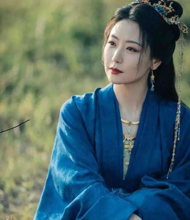 藏海三個師傅之一,白冰飾演的六初,每每在藏海陷入困境時突然出現,助他脫難