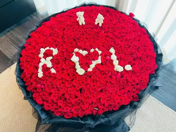 李彩華離婚後，在2021年38歲生日，曾大晒收到2000朵玫瑰。