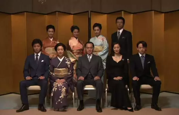 北大路欣也(下排中)於《華麗一族》飾演木村拓哉的父親。