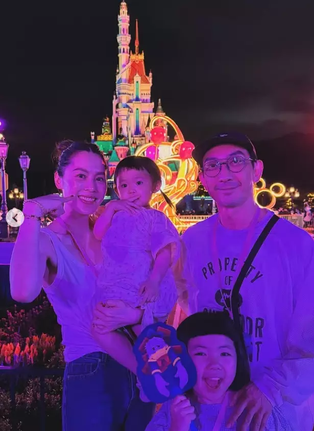 李璨琛一家四口都受邀出席迪士尼樂園20周年慶典。