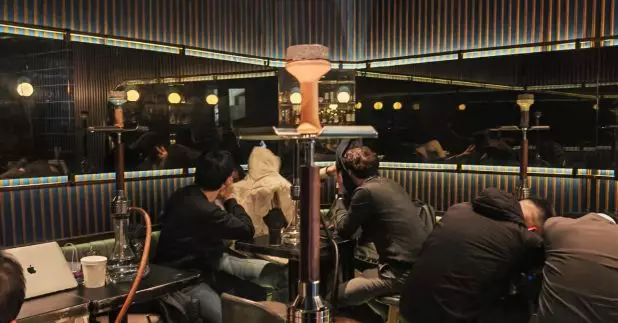 控煙酒辦人員過往巡查酒吧發現違法吸食水煙情況。